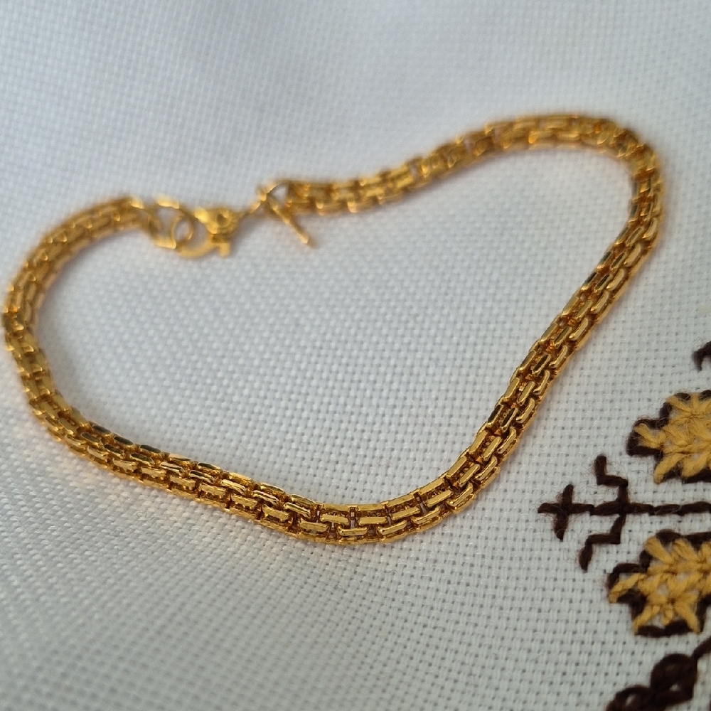 Elegant Gold Chain Bracelet